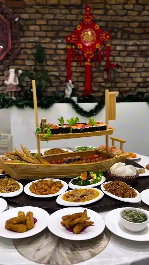 Stol pun jela i barka sa sushijem u restoranu Chin Chin
