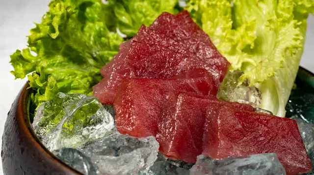 Tuna sashimi na ledu, Chin Chin